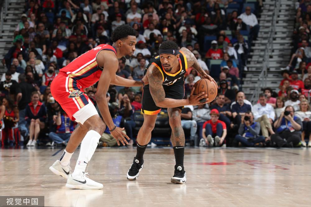 她以优雅而 她以优雅而